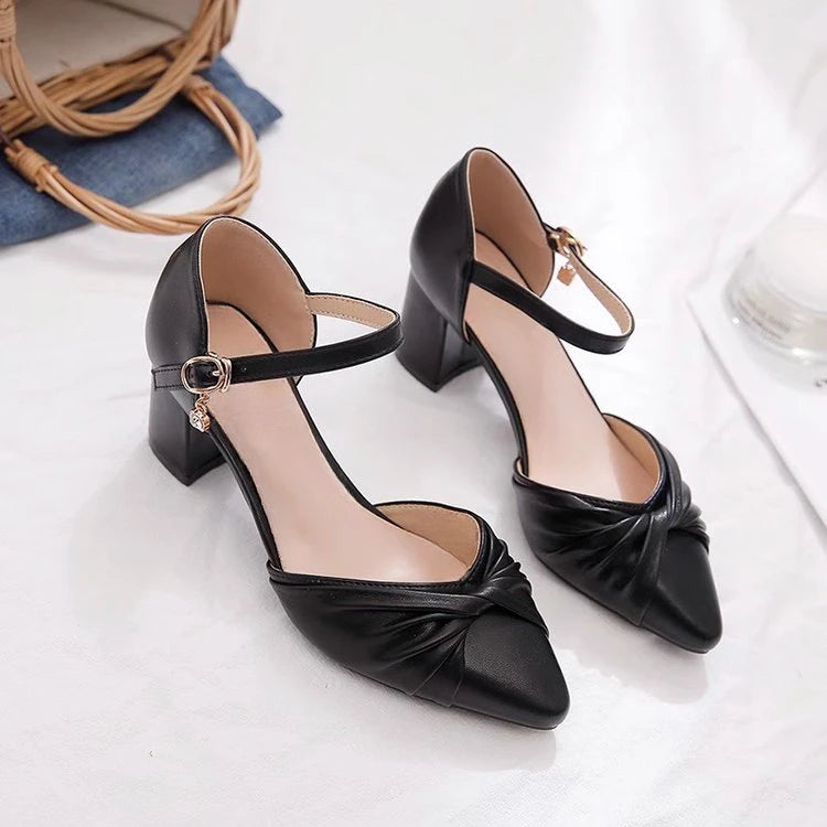 Zapato de salón clásico y elegante con pulsera