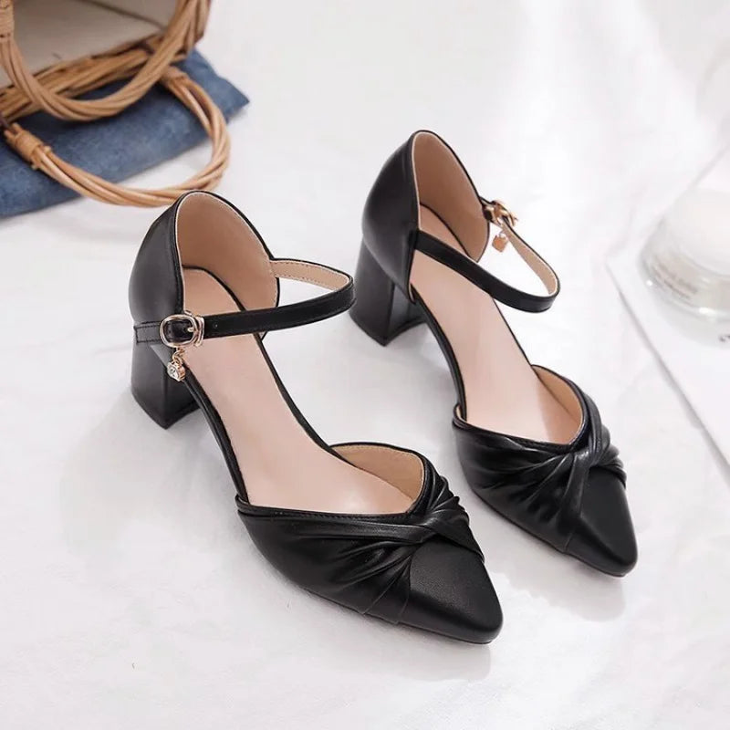 Zapato de salón clásico y elegante con pulsera