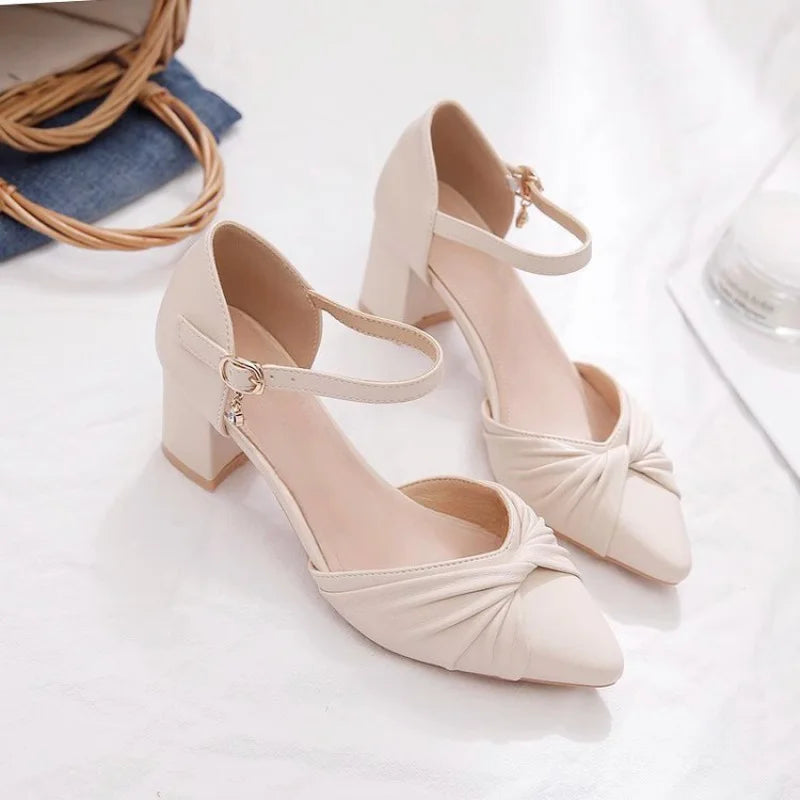 Zapato de salón clásico y elegante con pulsera