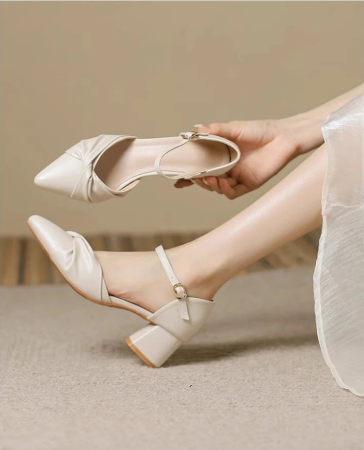 Zapato de salón clásico y elegante con pulsera