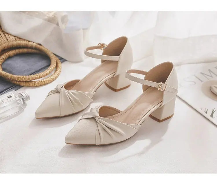 Zapato de salón clásico y elegante con pulsera