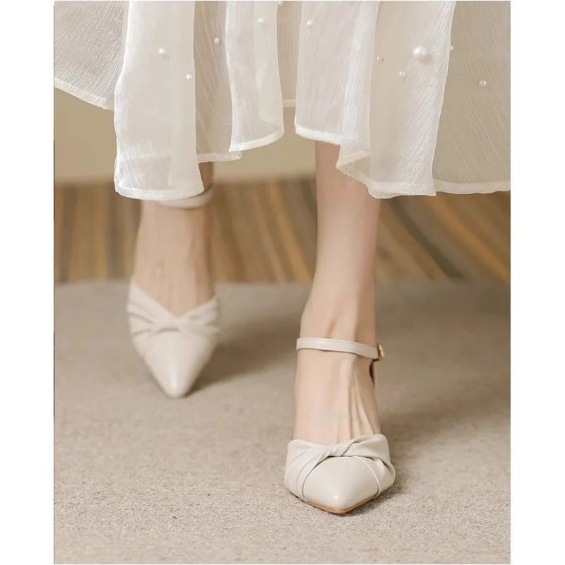 Zapato de salón clásico y elegante con pulsera