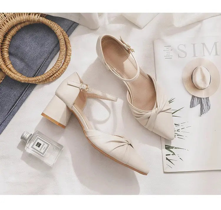 Zapato de salón clásico y elegante con pulsera