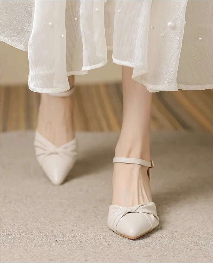 Zapato de salón clásico y elegante con pulsera