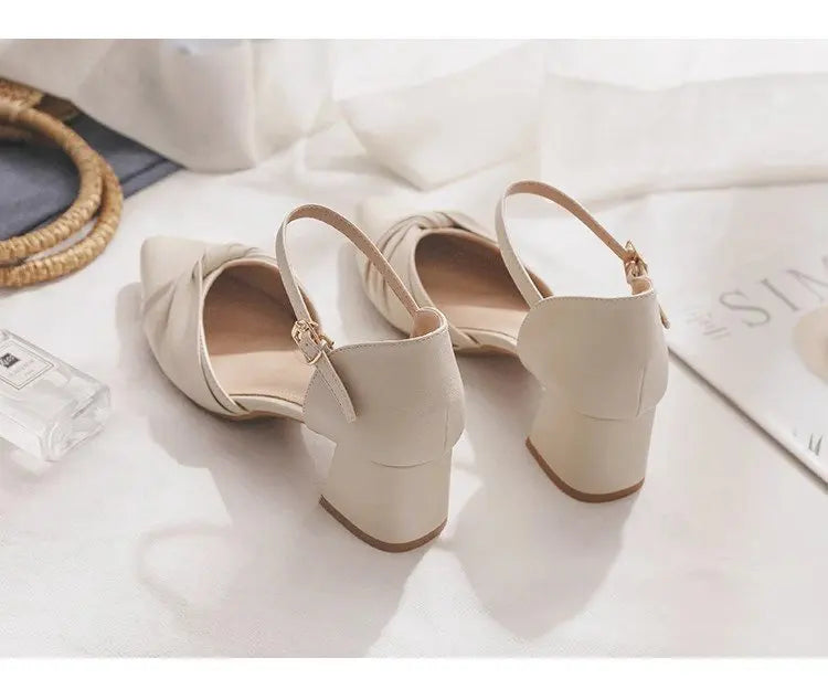 Zapato de salón clásico y elegante con pulsera