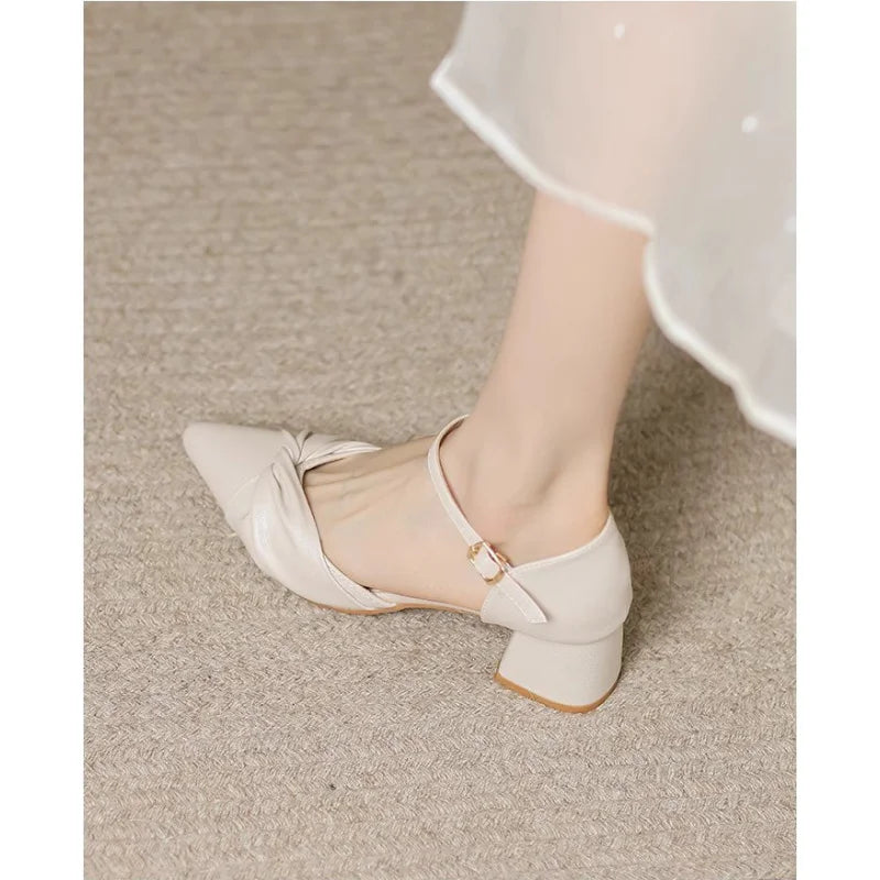 Zapato de salón clásico y elegante con pulsera
